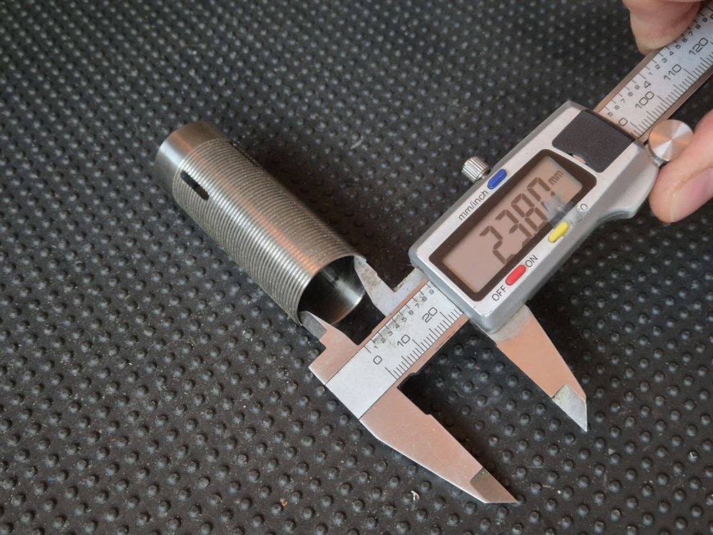 Měření vnitřního průměru válce posuvným měřítkem: 23.80 mm