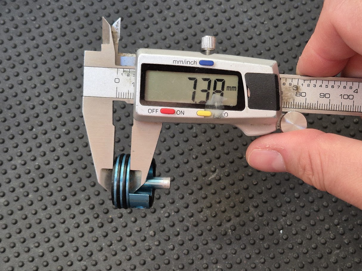 Misurazione dello spessore totale della testa del cilindro con il sorbo usando il calibro: 7.38 mm