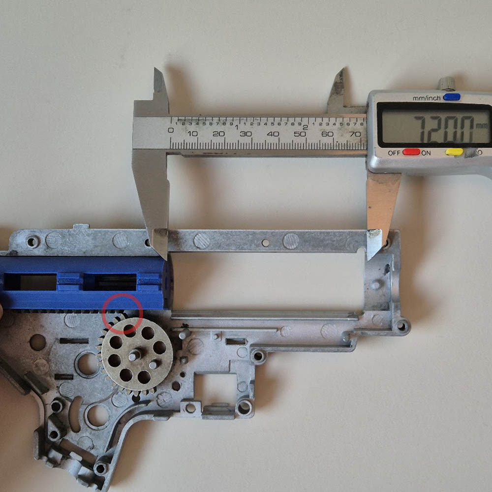 Mesure de la longueur du logement du cylindre dans une demi-coquille de gearbox au pied à coulisse : 72,00 mm