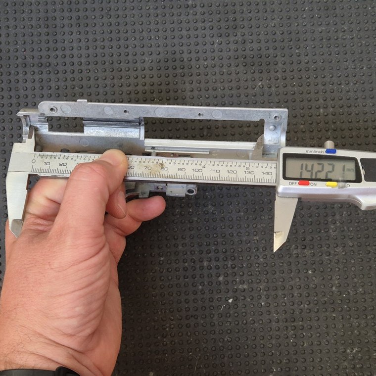 Mesure de la longueur interne de la gearbox avec un grand pied à coulisse