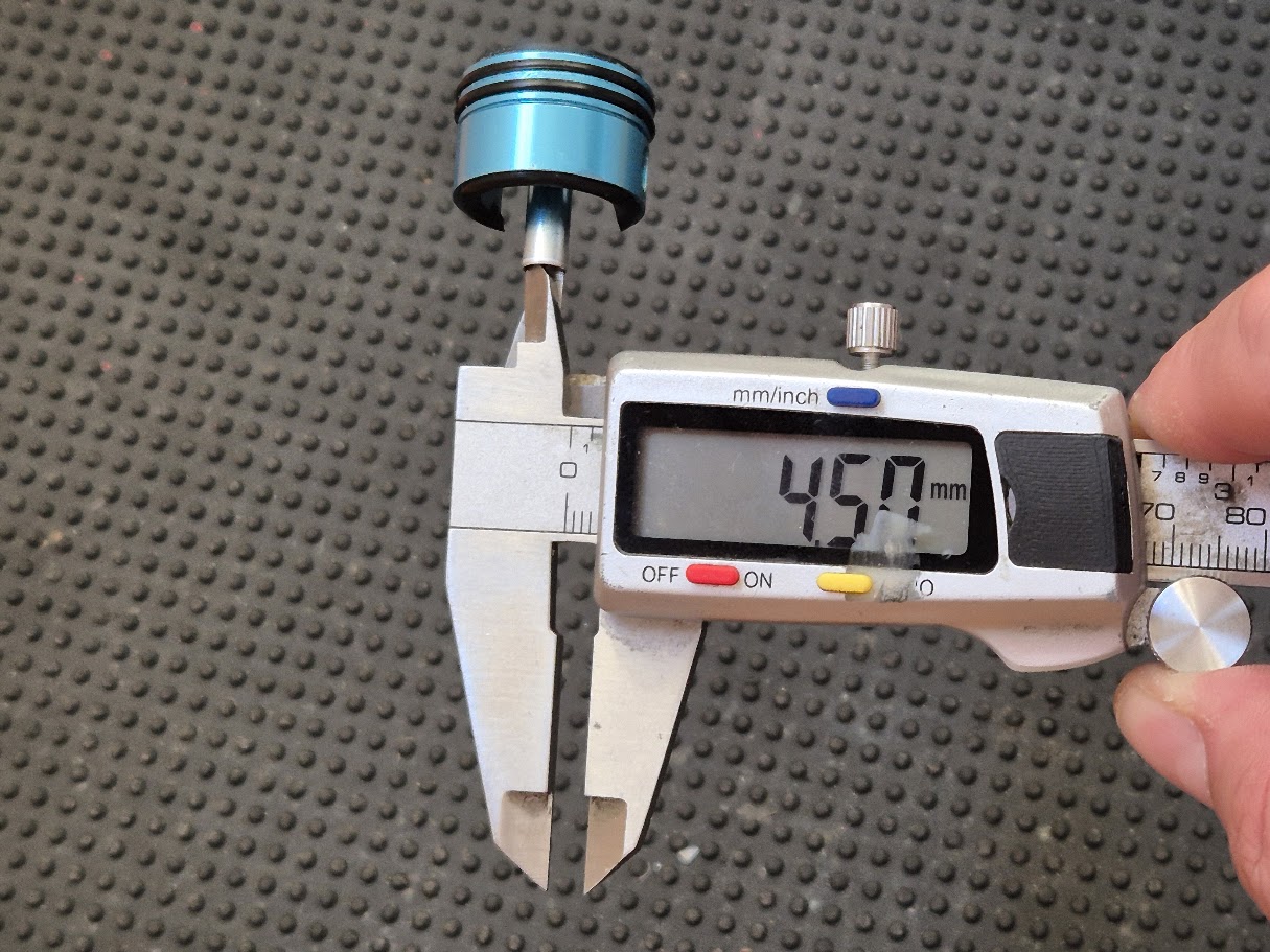 Misurazione del foro interno del tubetto della testa del cilindro con i becchi interni del calibro: 4.50 mm