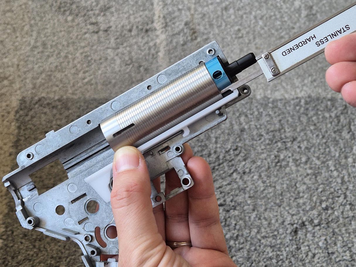 Misurazione della distanza dalla punta dello spingipallino al bordo anteriore del cilindro con il calibro, testa e spingipallino montati in una metà del gearbox