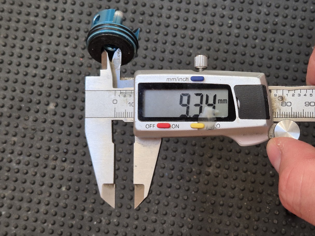 Misurazione del diametro del foro nel sorbo con i becchi interni del calibro: 9.34 mm